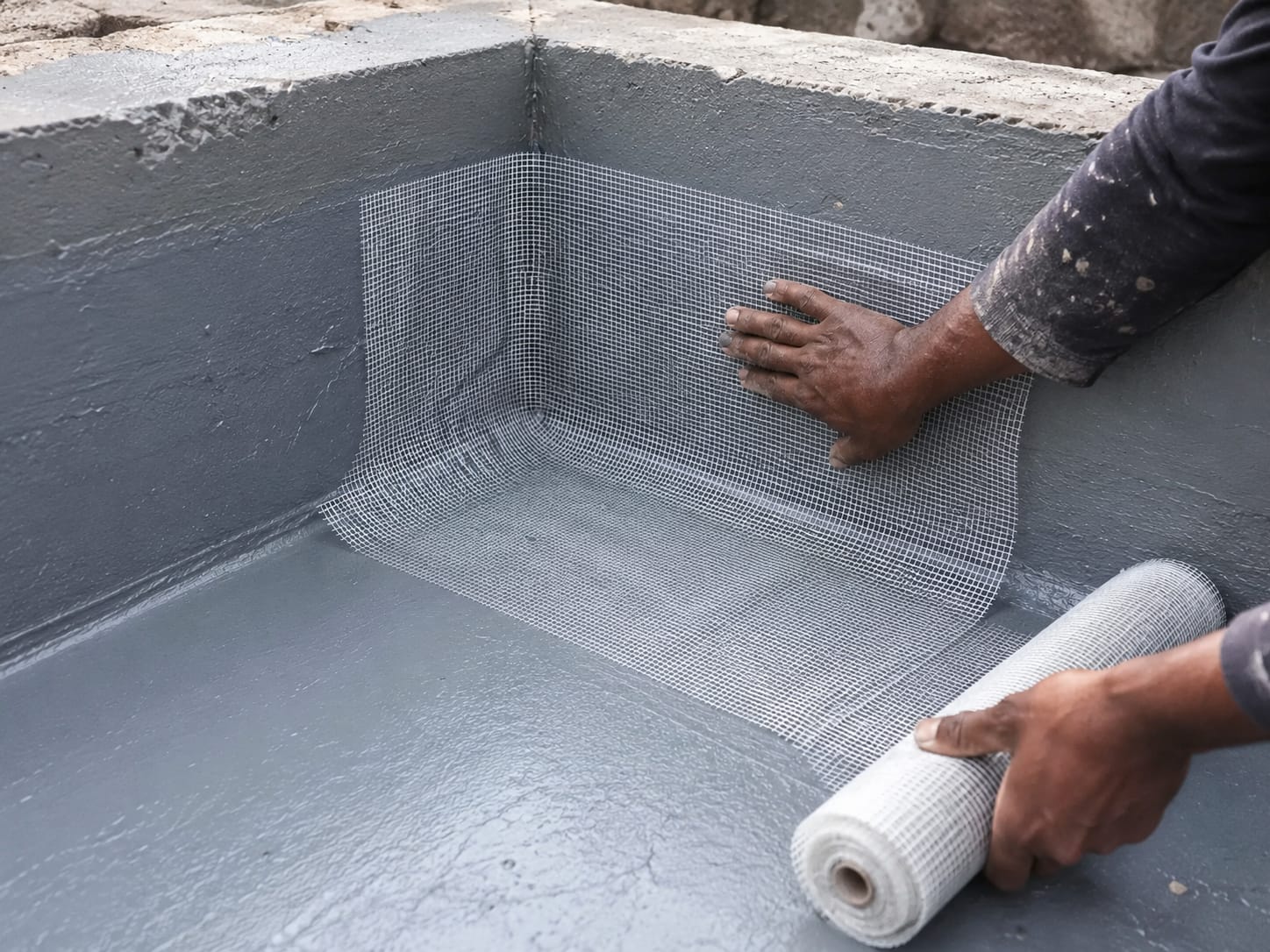 Fibre seal mesh applied into a waterproofing corner